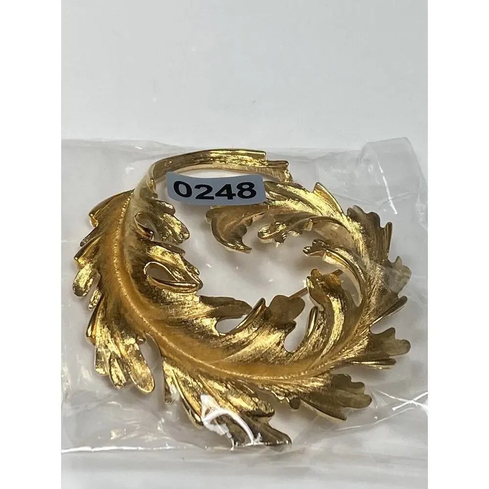 MONET Brooch Leaf Wreath Gold Tone Large